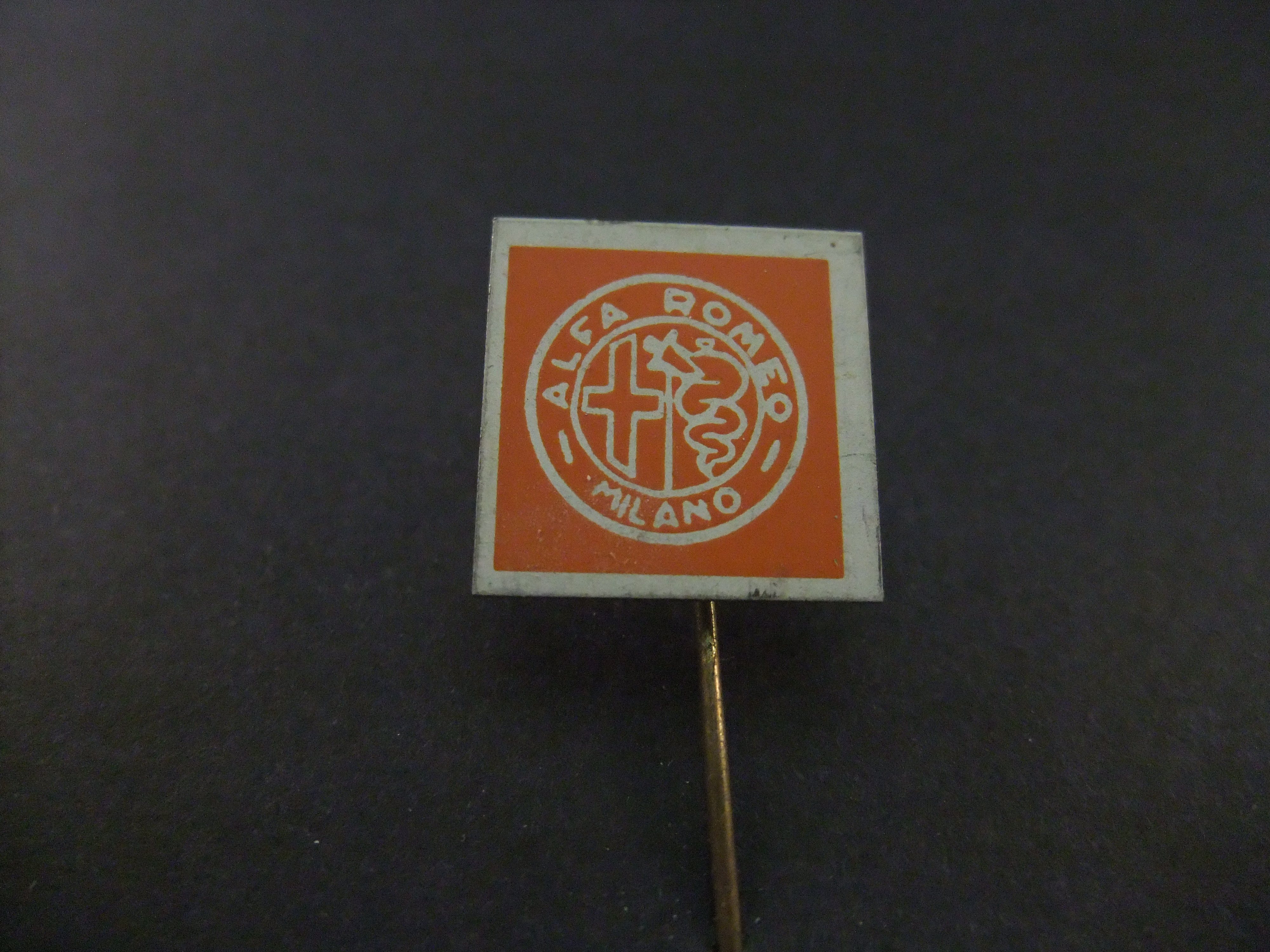 Alfa-Romeo Milano Italiaanse autofabrikant logo oranje